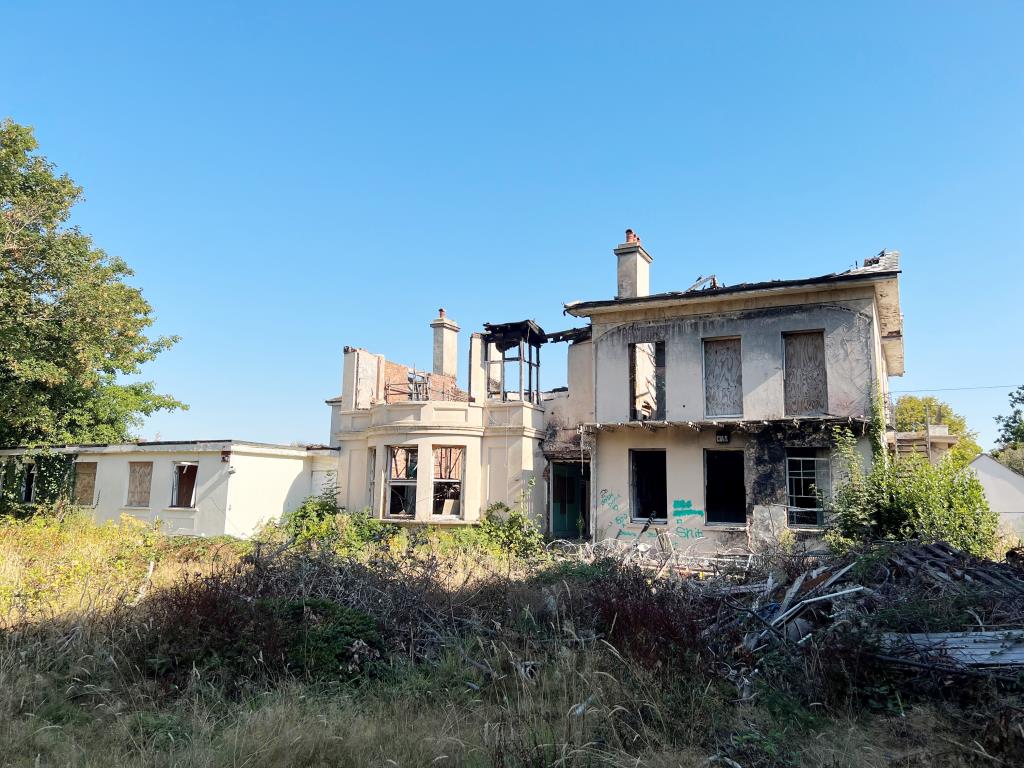 Lot: 154 - FREEHOLD DEVELOPMENT OPPORTUNITY ON A PLOT OF APPROXIMATELY 1.6 ACRES -